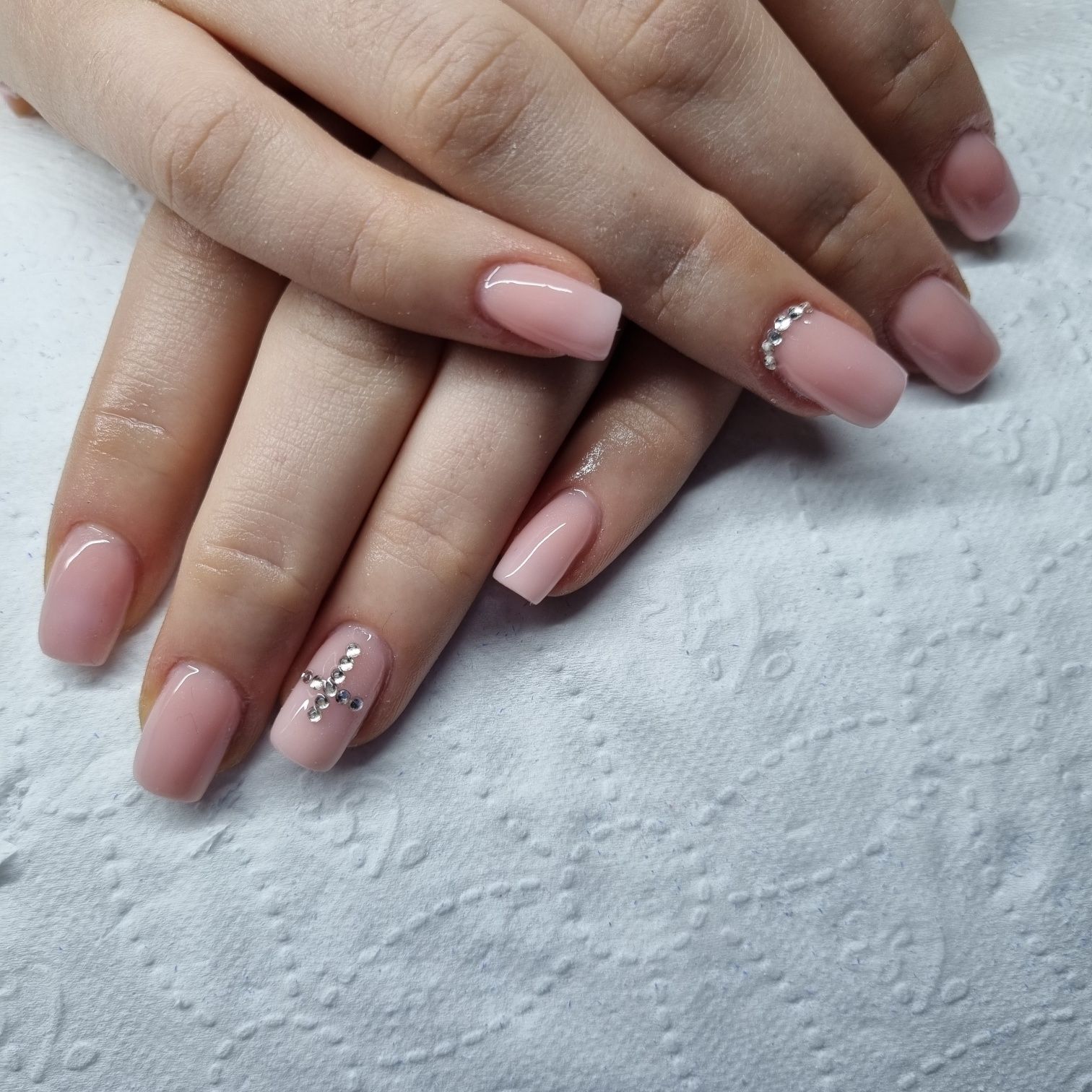 Przedłużanie paznokci, manicure, pedicure