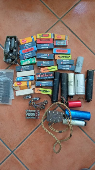 Caixa mais de uma centena válvulas antigas de rádio e TV.