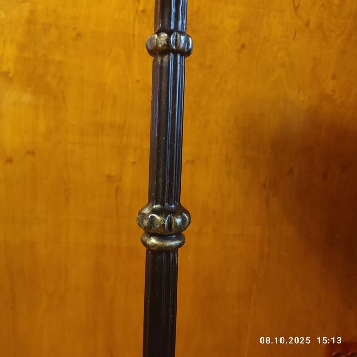 Барный столик на чугунной основе