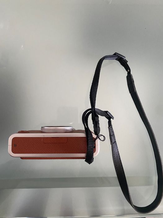 Máquina fotográfica fujifilm instax mini evo e capa.