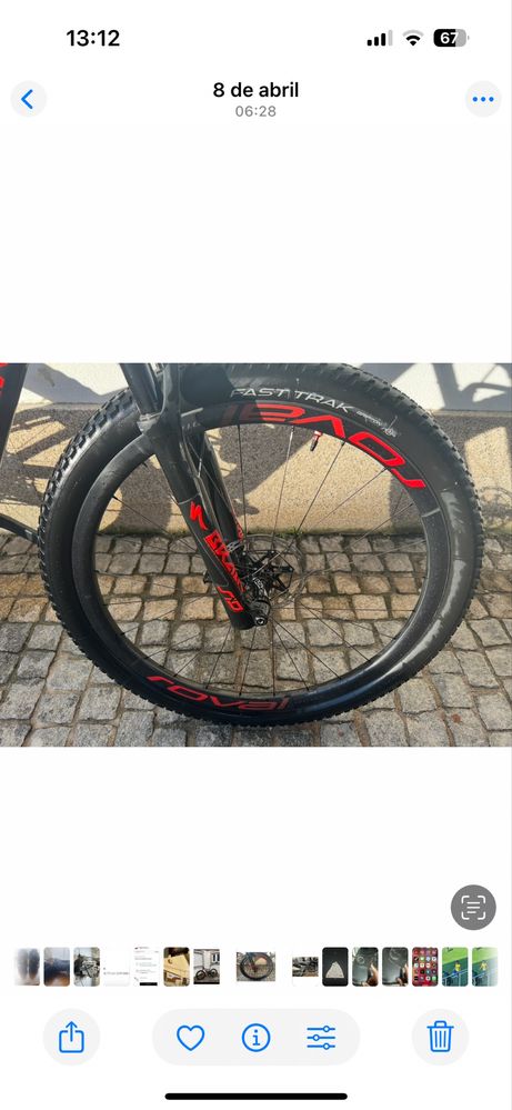 Bicicleta preta com letras vernelhas