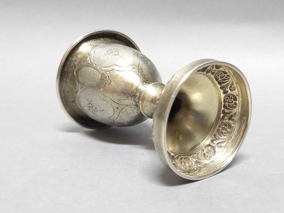 XIX wieczny giloszowany srebrny kieliszek na jajko, Francja