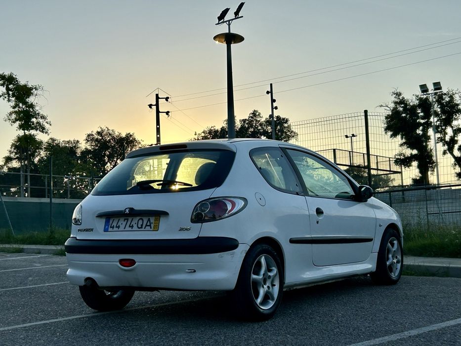 Peugeot 206 1.9D (2000) – Económico, Fiável e Pronto a Circular!