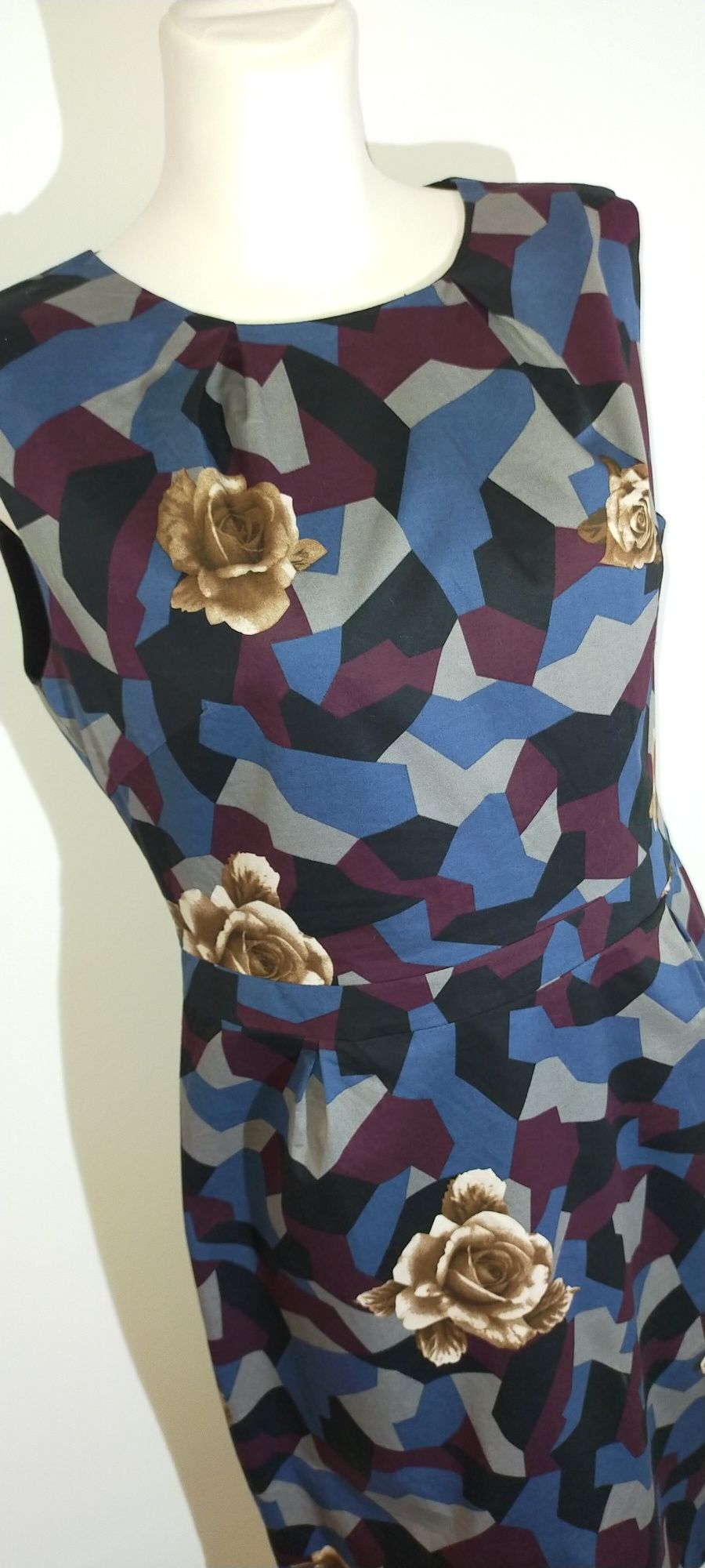 Sukienka ołówkowa midi geometryczna fioletowa niebieska 40 L wesele