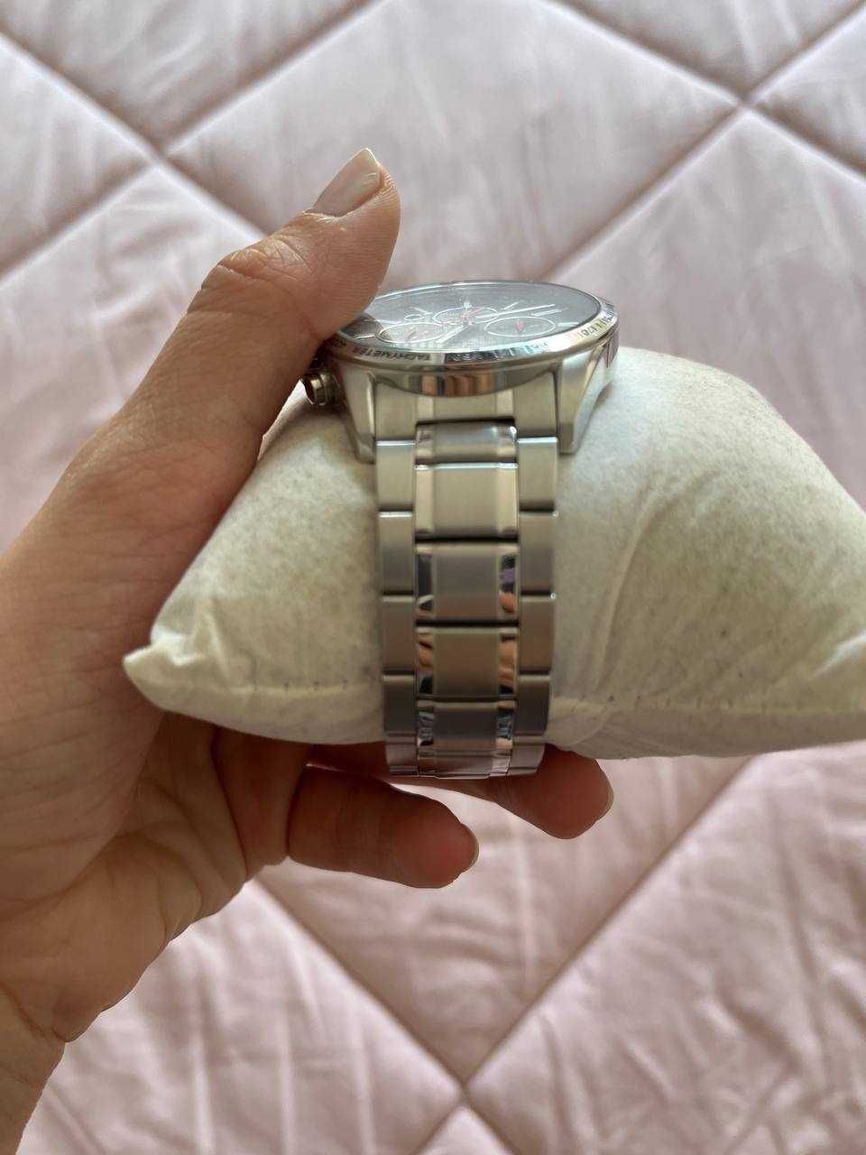 Relógio Lorus com pulseira prateada