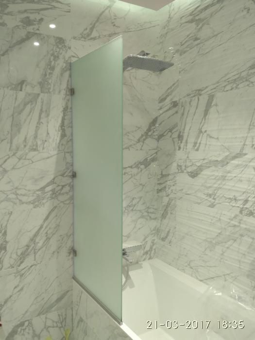 Стеклянные перегородки и ширмы для душа, дверцы-шторки для ванной