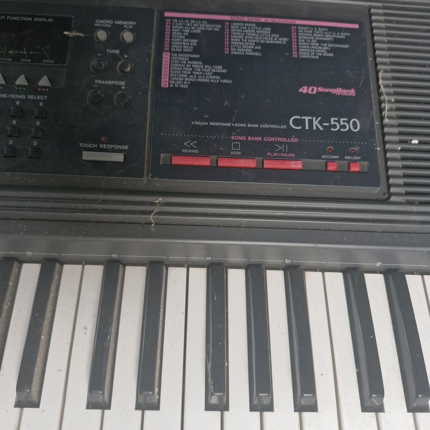 Keyboard Casio CTK-550 – klasyczny, uniwersalny instrument z lat 90.