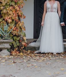 Suknia ślubna boho, zwiewna ecru koronkowa, lekka na ramiaczkach