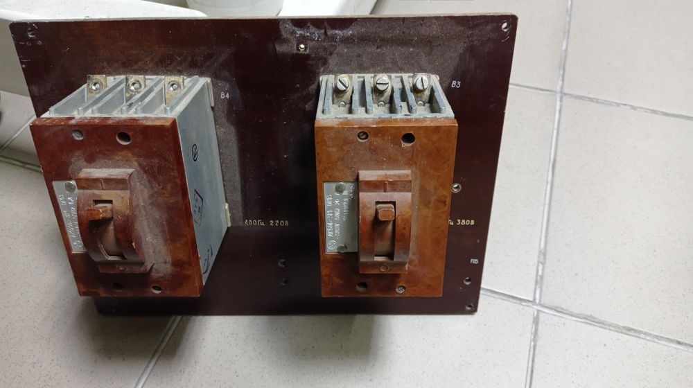Автоматический выключатель АК50Б-3М ОМ3 20А
Б/У
Состояние хорошее.
В н