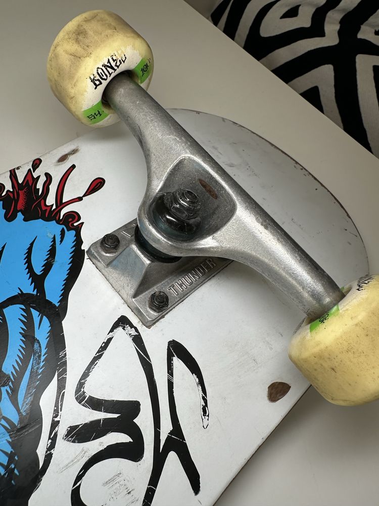 Skate completo Santa Cruz + Bones + Thunder Hi