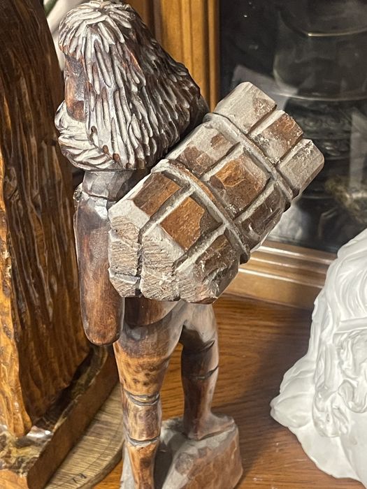 rzeźba z drzewa lipowego drwal leśnik 38 cm