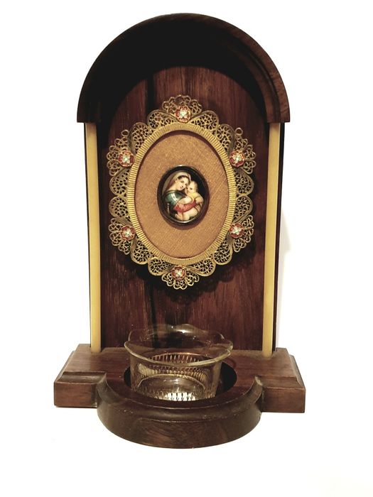 Antigo altar com pia de Água Benta e linda pintura à lupa
