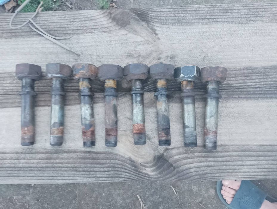 Шпильки, шпільки, гайки, ліві, праві ступиці ЗІЛ прицепа гкб 817-819