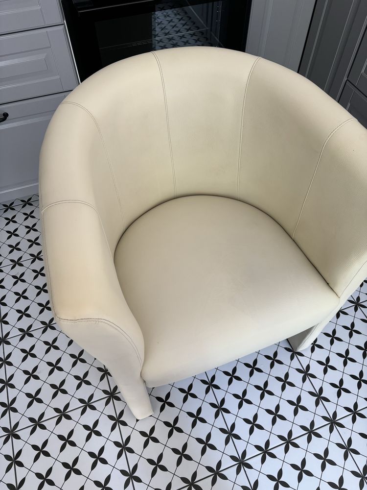 Fotele białe ładne