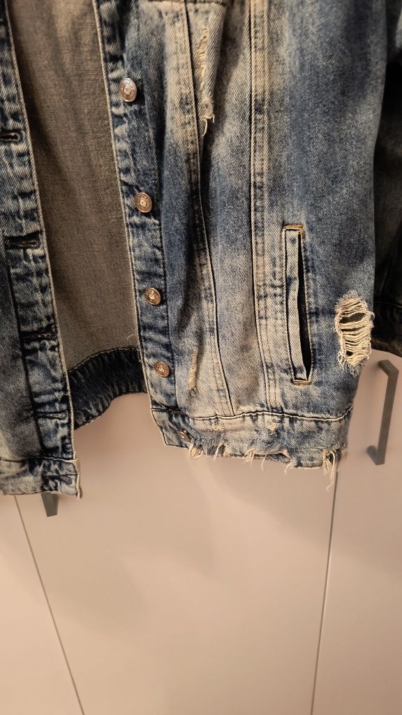 Damska kurtka jeansowa z dżetami z tyłu