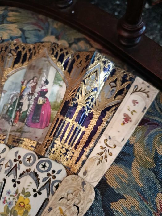 Leque Nobre pintado à mão Ouro e folha de prata séc XIX 27 cm