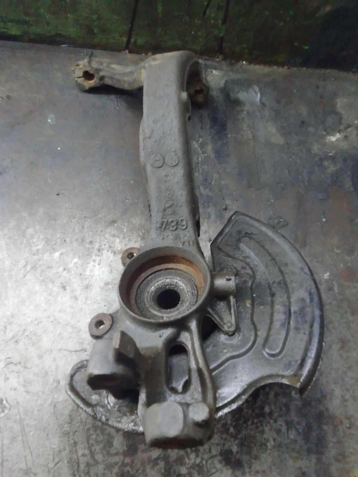 Zwrotnica przód przednia lewa kierowcy Volkswagen Passat B5 rok 2002