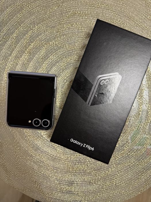 Na sprzedaż: Samsung Galaxy Z Flip6, kolor szary Jak Nowy