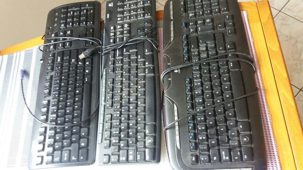 Monitor, drukarka, mysz,, sluchawki, klawiatura, ruter