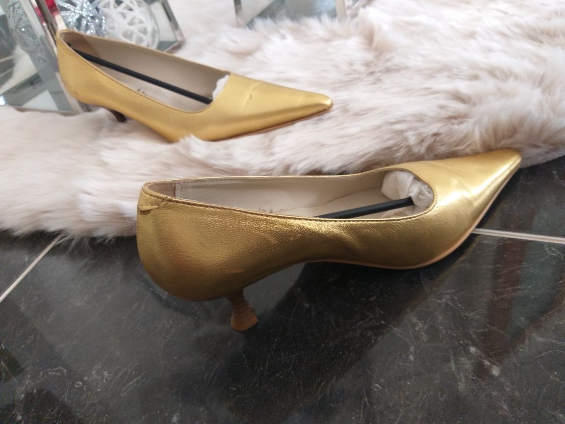 Vendo Sapato Dourado