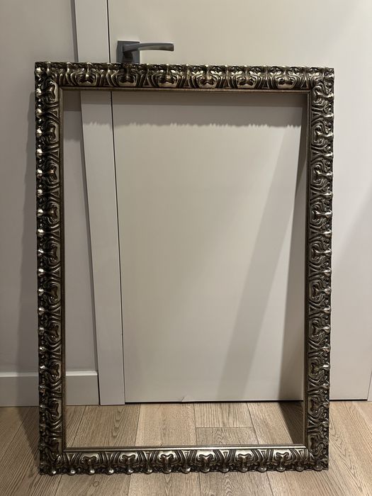Rama ozdobna o wymiarach 64,5 x 94,5 cm