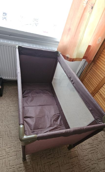 Łóżeczko turystyczne z materacem i pościelą