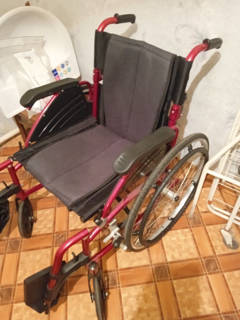 Инвалидные коляски,ходунки.