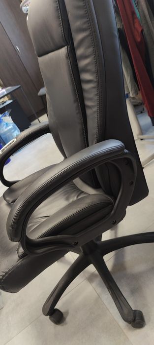 Крісло офісне з масажем трьох зон