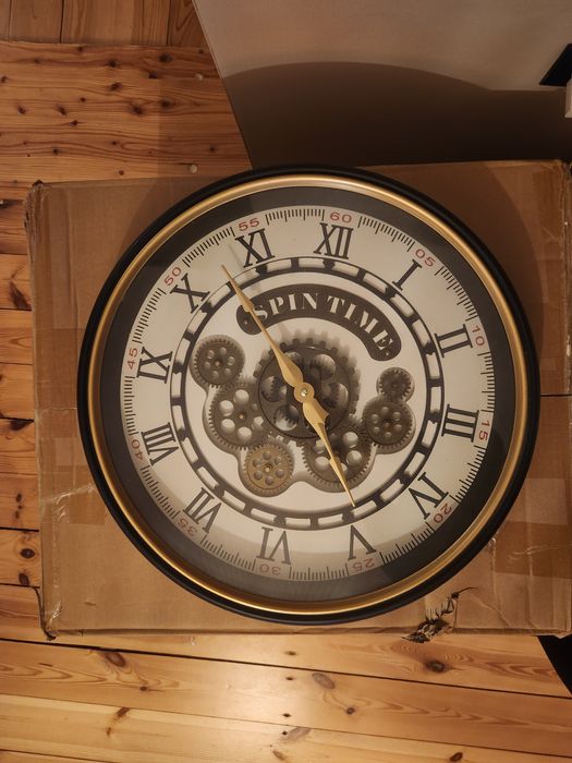 Duży zegar ścienny