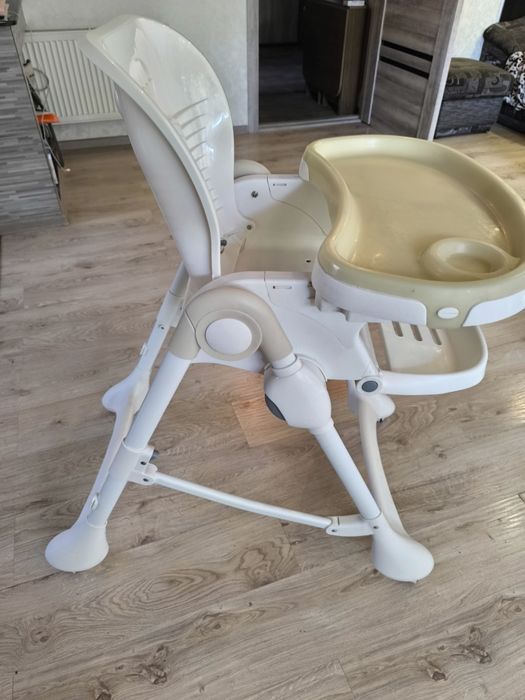 Дитячій стілець для годування