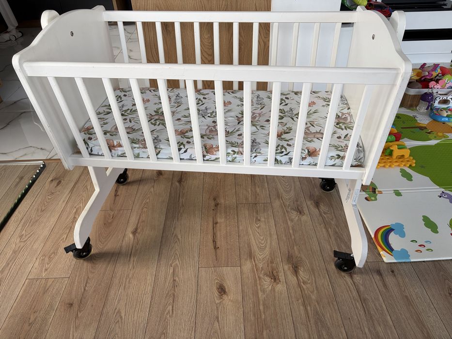 Kołyska dla niemowlaka , bujana