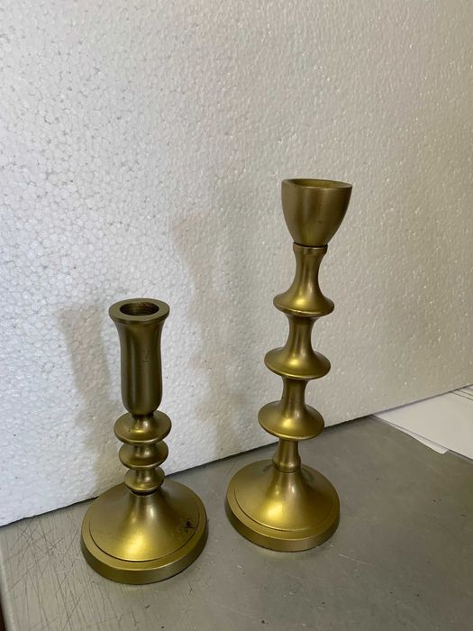 Zestaw złotych świeczników dekoracyjnych