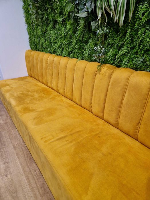 Sofá elegante mostarda