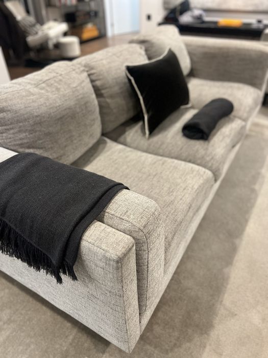 Dois sofas de tres lugares cada um