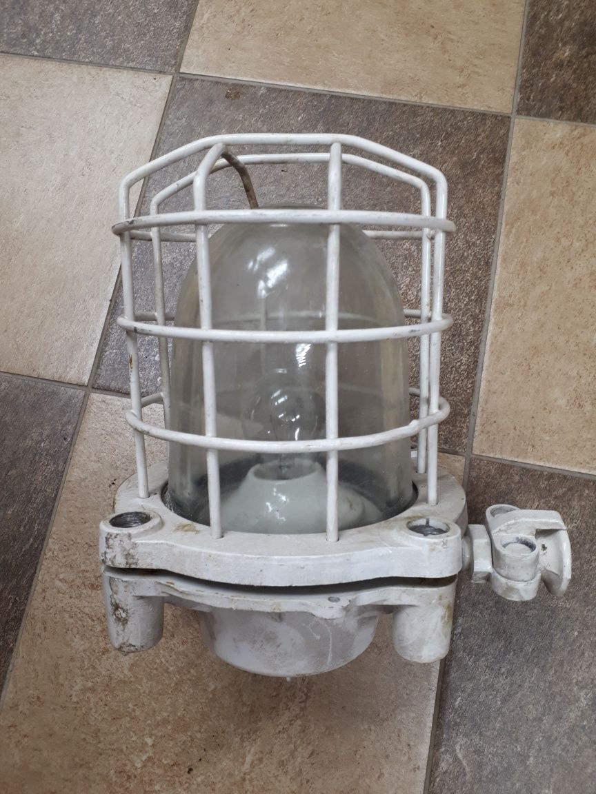 Lampa w metalowej obudowie