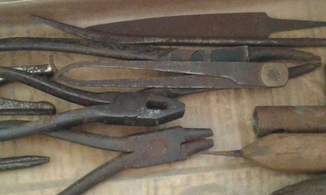 Caixa de madeira com ferramentas antiga