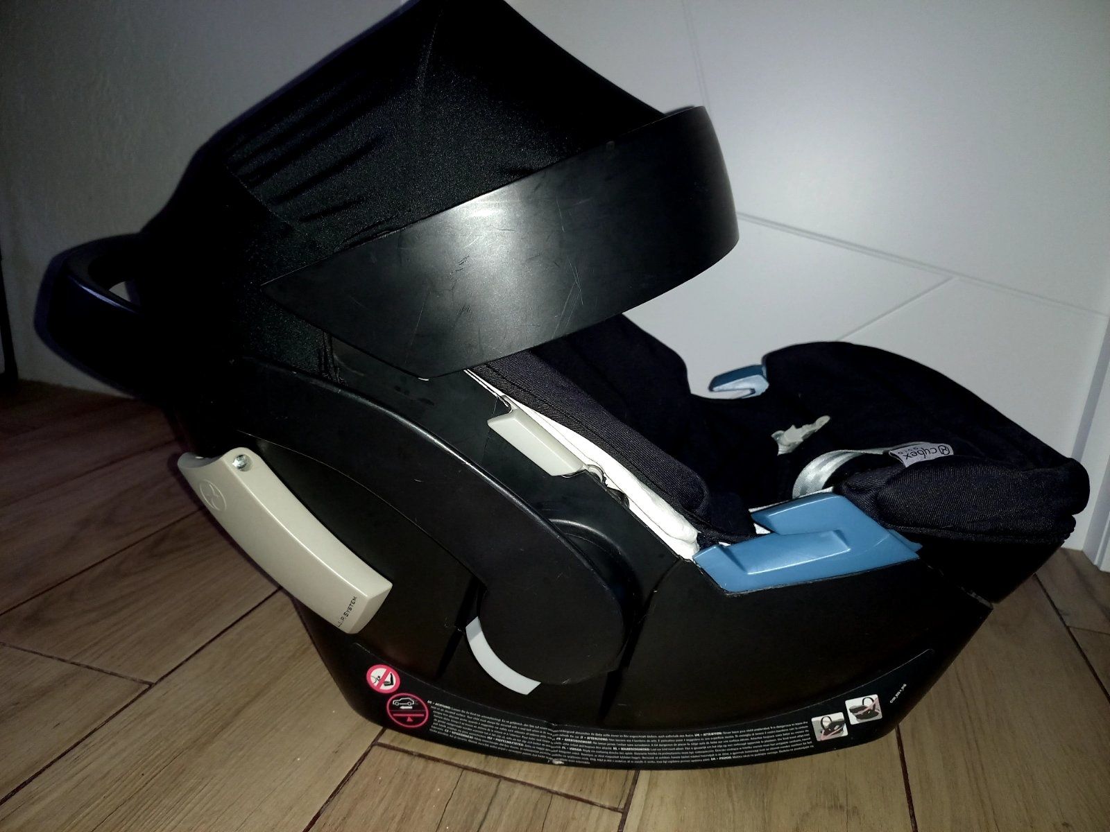 Автокрісло Cybex Aton Pure Black 
Модель призначена для