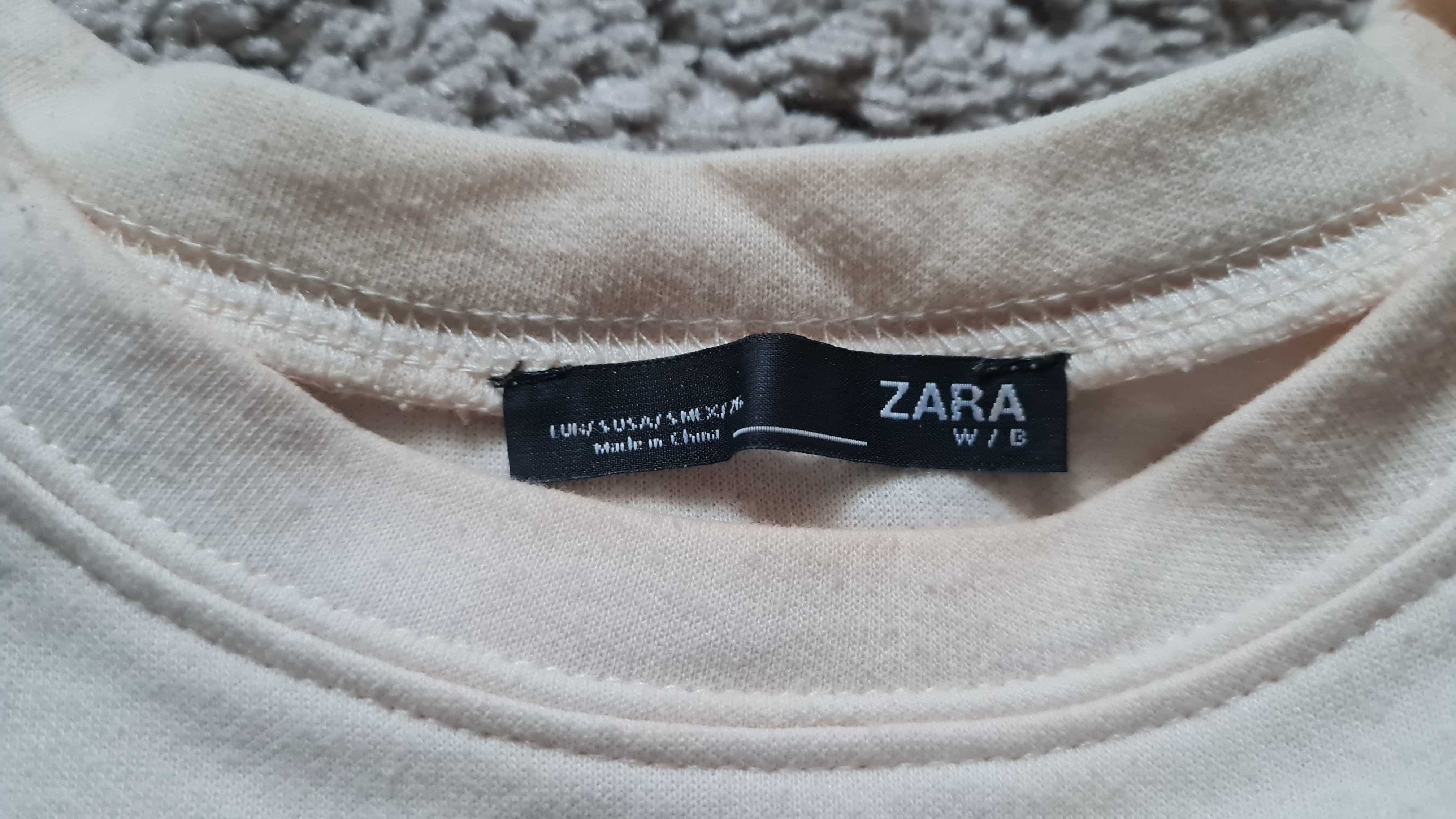 Bluza Zara z ozdobnymi naszyciami.