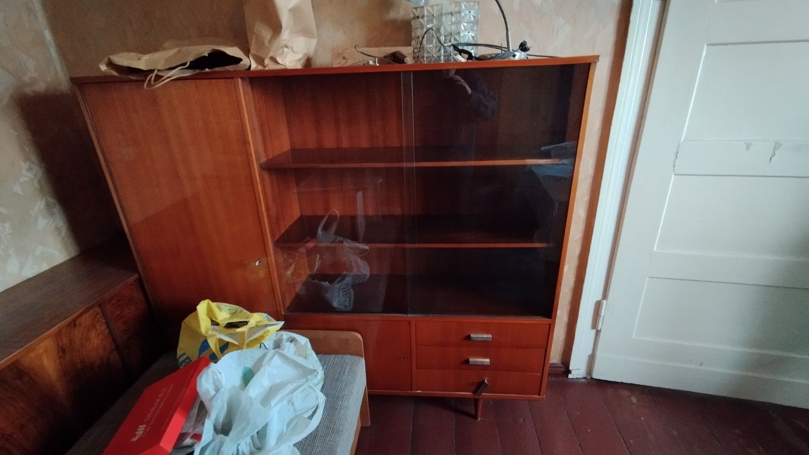 Kredens, wysoki połysk z czasów PRL
