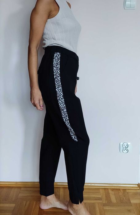 Czarne spodnie dresowe z lampasem w panterkę, rozmiar plus size 46