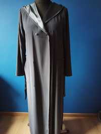 Długi płaszcz bez podszewki, z kapturem zapinany na jeden guzik.