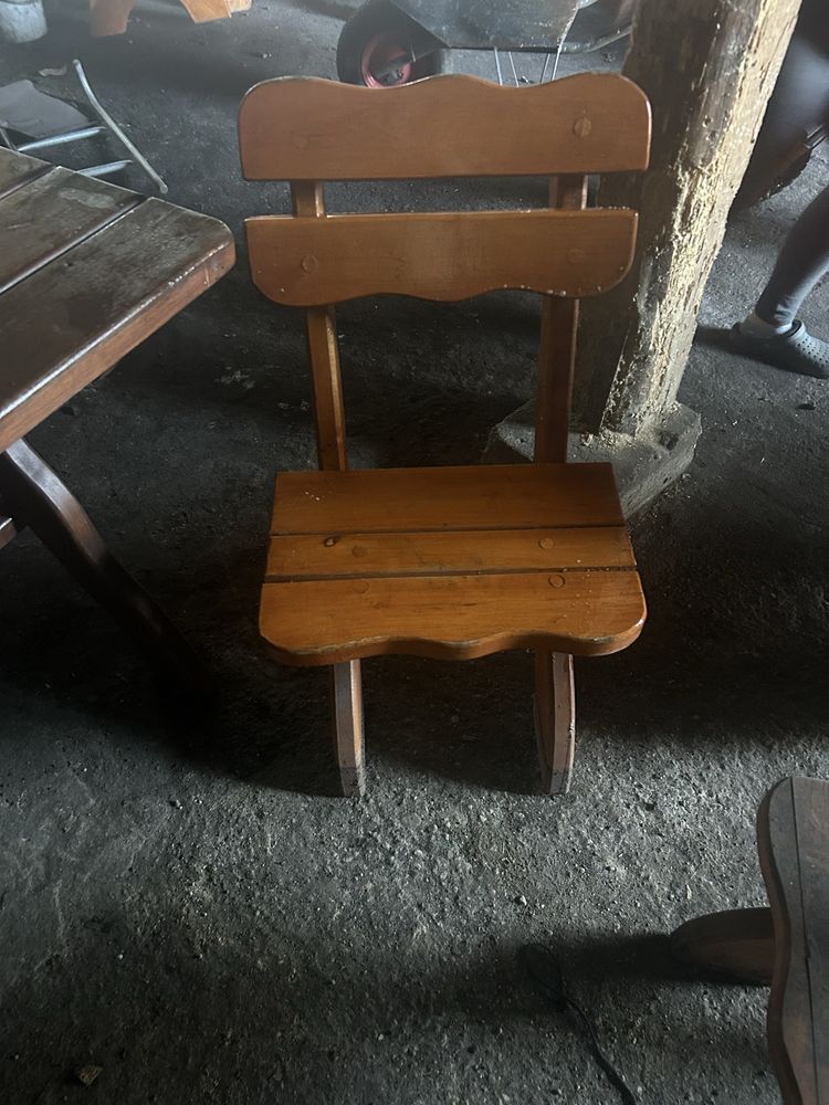Stol i 8 solidnych krzeselek