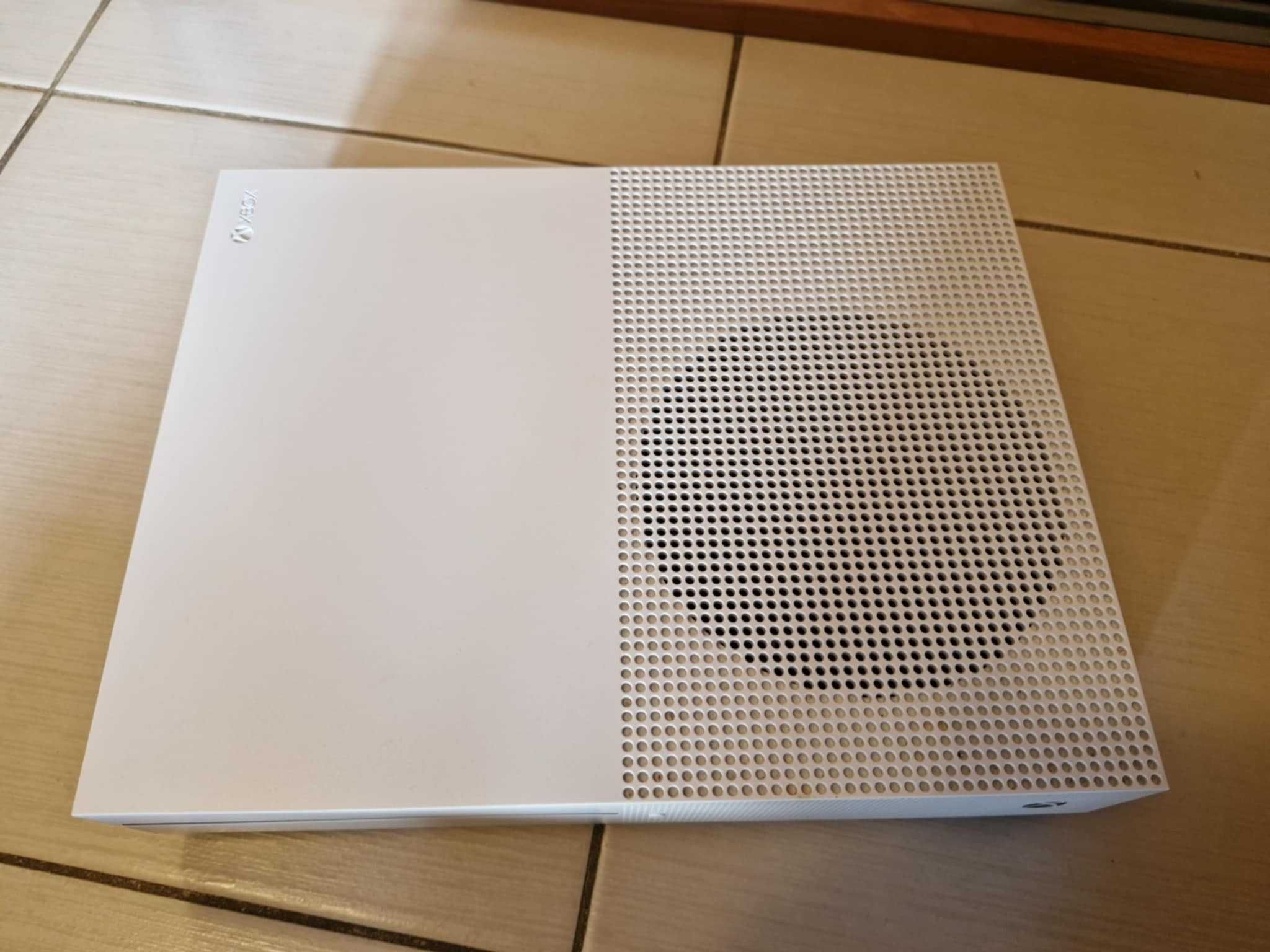 Konsola Xbox One S z kablami + czujnik ruchu Kinect + Kontroler