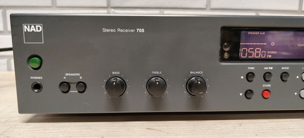 Amplituner NAD 705 z pilotem