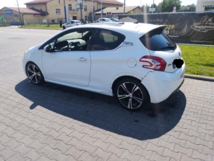 Peugot 208GTI jeżdżący