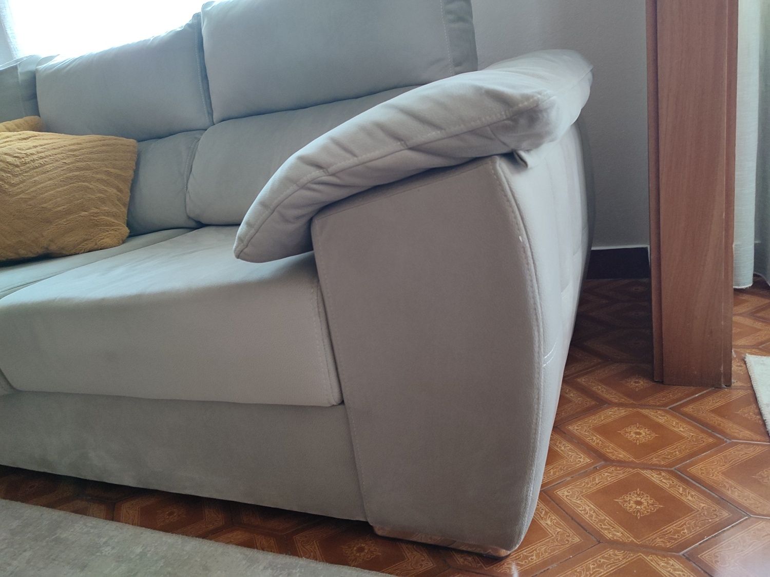 Sofá ajustável três lugares