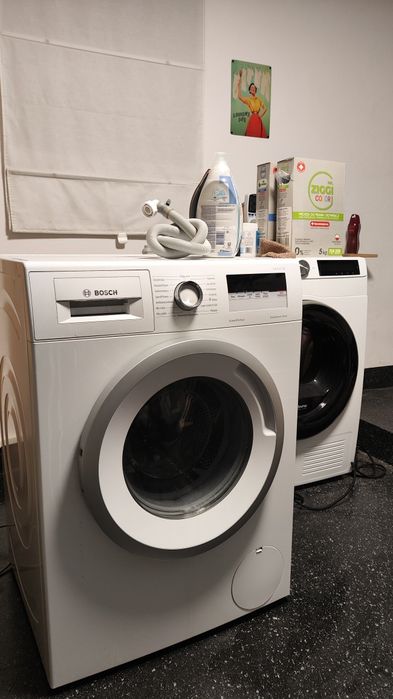 Pralka Bosch 9KG, głośno wiruje.