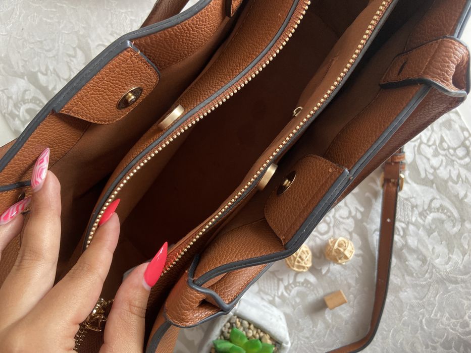 Bolsa castanha marca Stradivarius