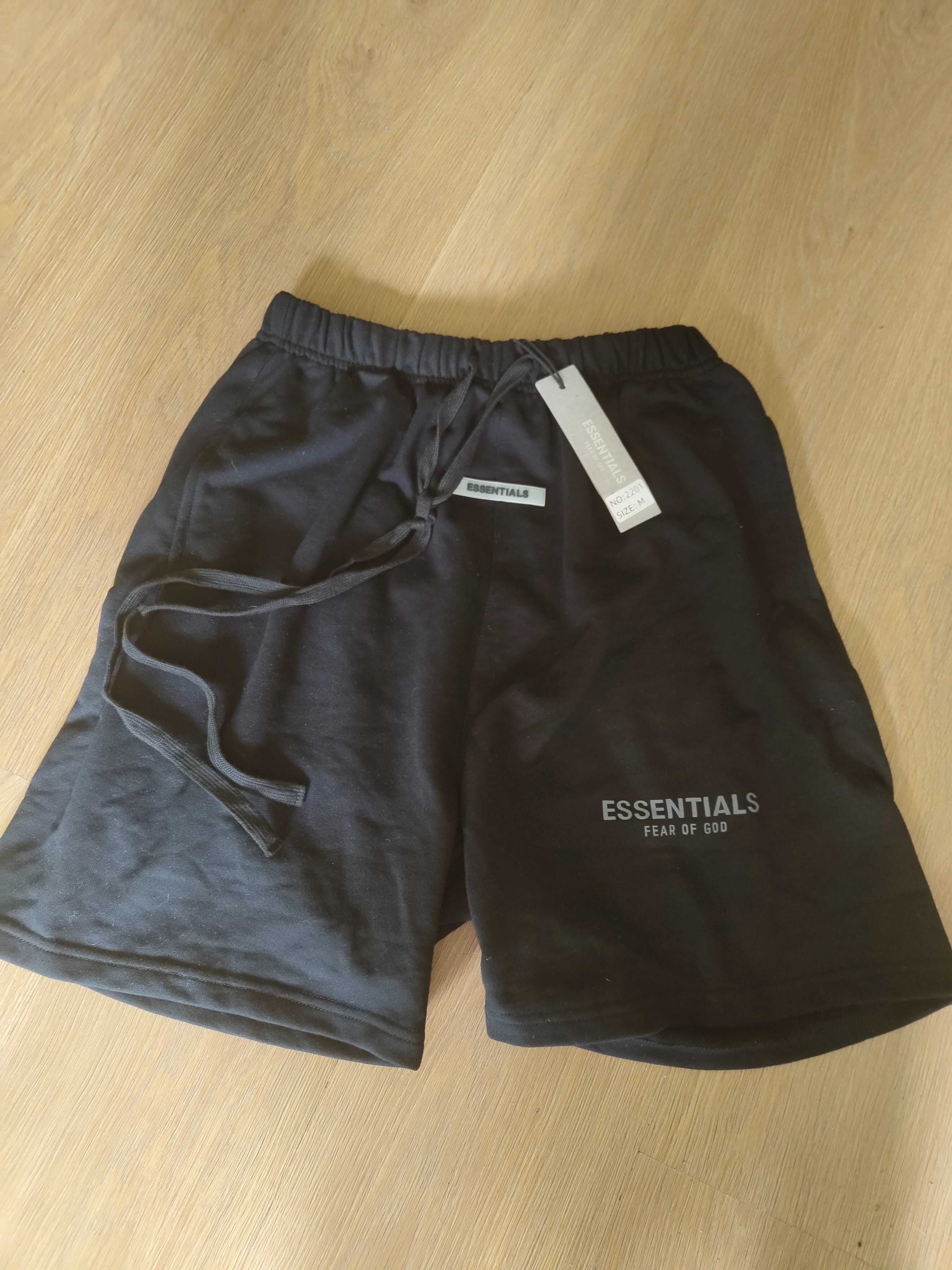 Czarne spodenki essentials