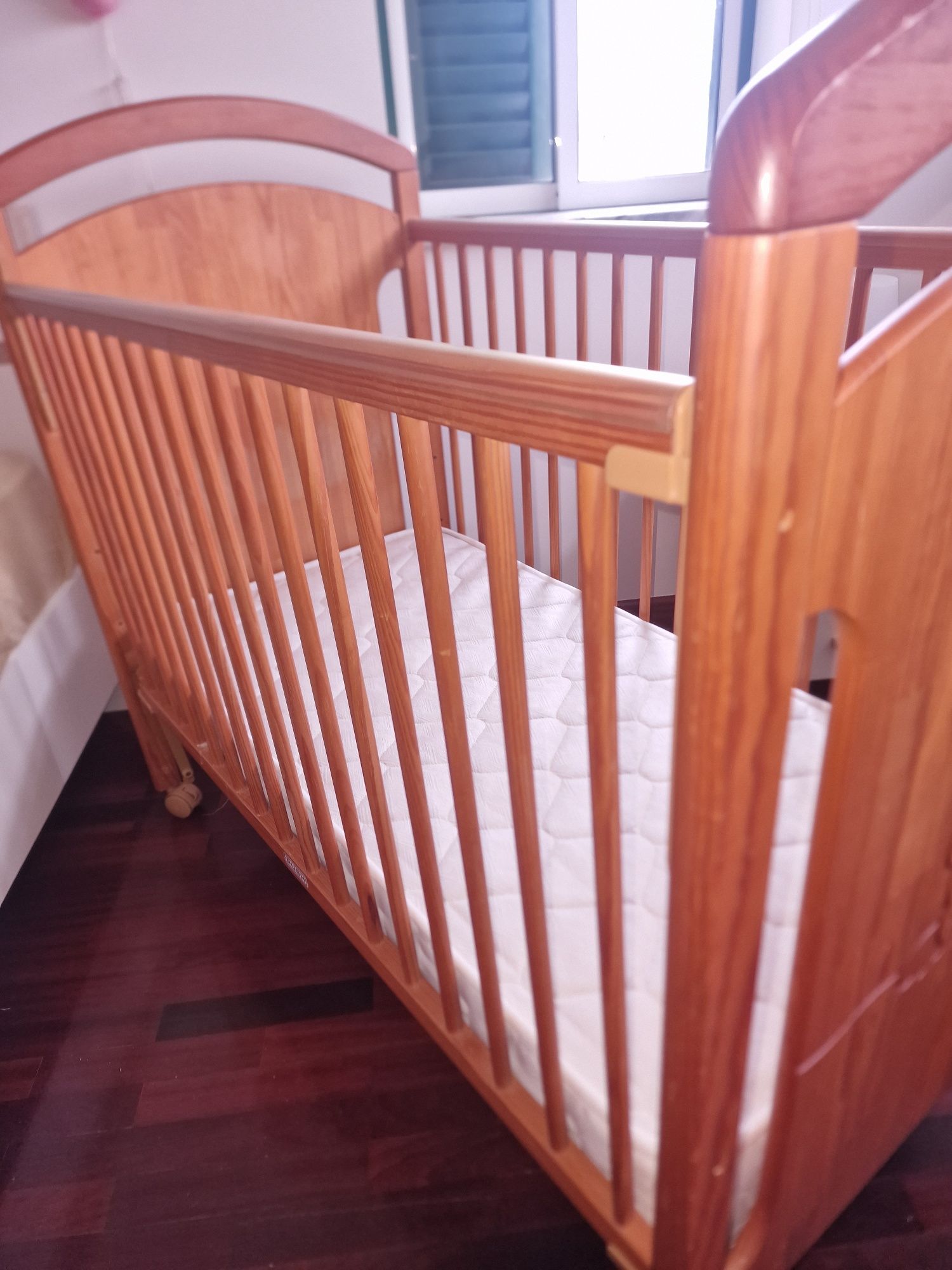 Cama de bebé com colchão